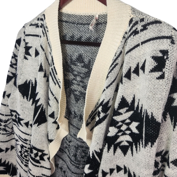Love Culture Black and Cream Geometric Cardigan Open Front Medium Aztec Knit - Picture 3 of 10